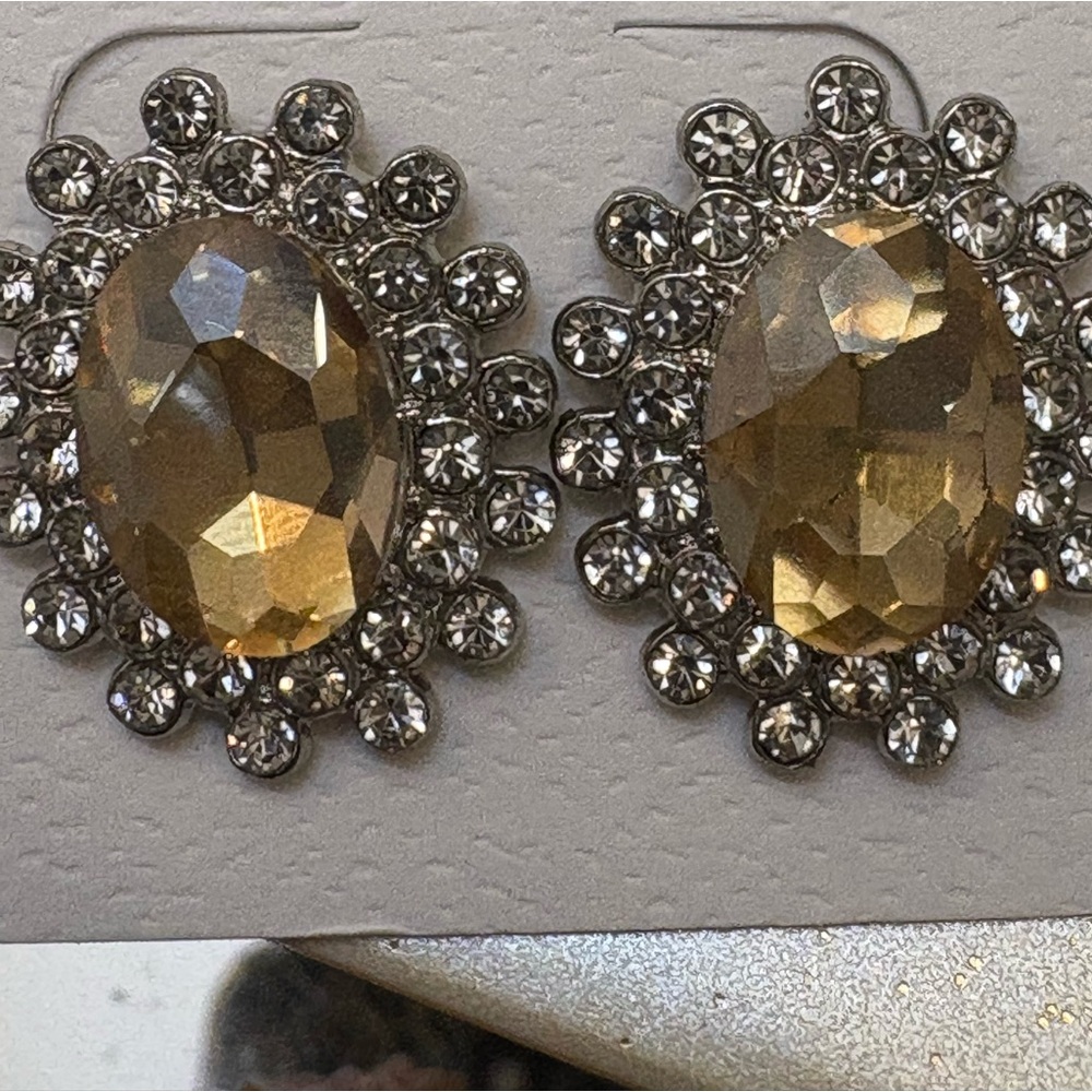 She’s Royal 💛 Earrings